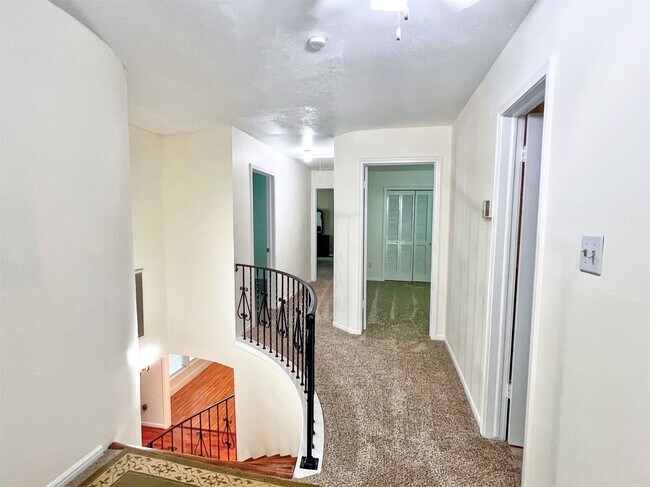 Building Photo - 16902 Summit Oaks Ln