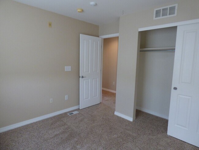 Building Photo - 805 Summer Hawk Dr