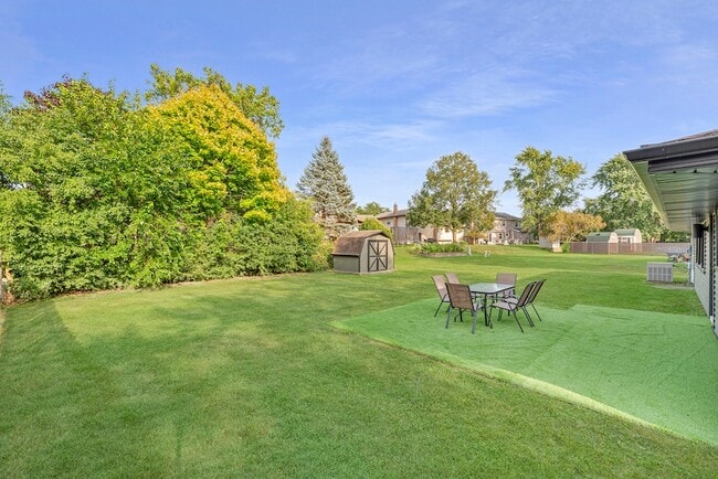 Building Photo - 208 W Hartford Dr