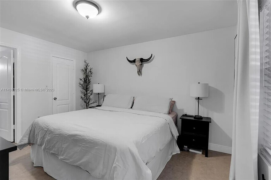 Building Photo - 10441 SW 156th Ct