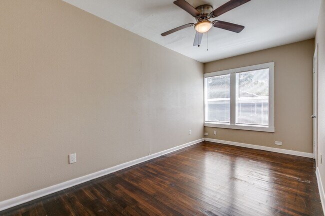 Building Photo - 3-BEDROOM HOME IN HIGHLAND PARK