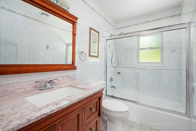 Building Photo - Spacious 3 Bed, 3 Bath