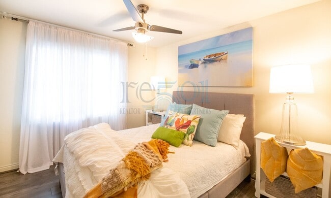 Building Photo - Elegant, updated Pleasant Valley townhome in the heart of WLR