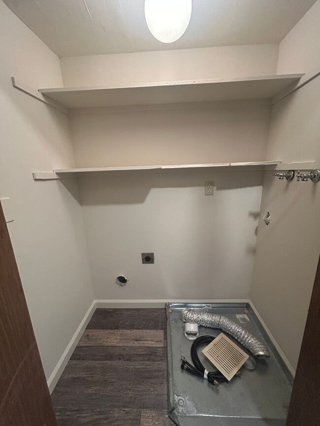 Building Photo - Marina Gardens Townhouse!  End unit, excel...