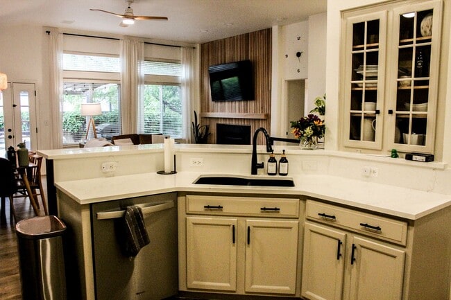 Building Photo - Luxury Ranch-Style Home for Rent in SE For...