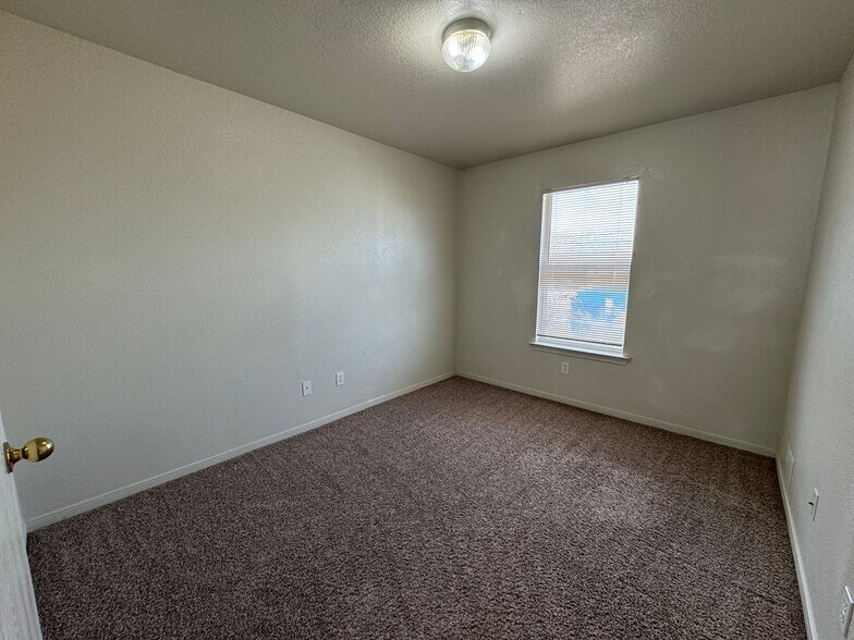 Building Photo - 400 Brittney Way