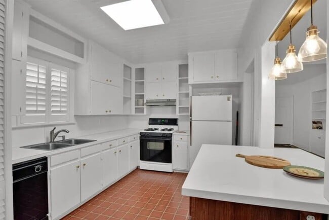 Building Photo - Albany Avenue