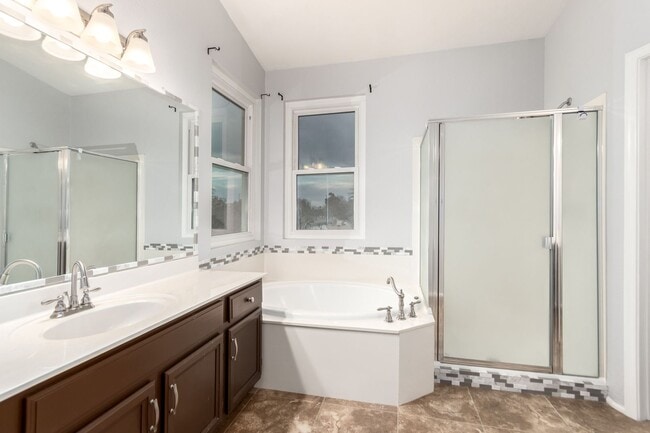 Building Photo - 4 bedoom home with private pool