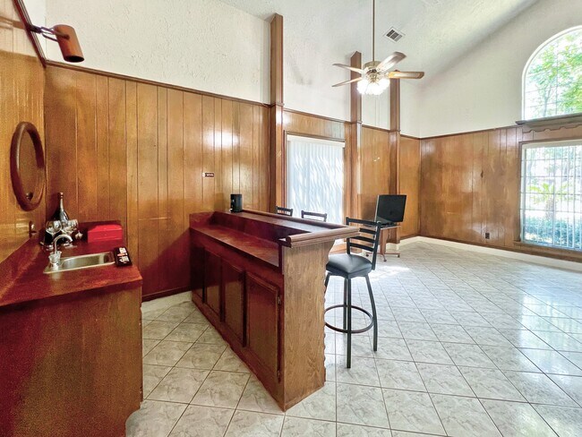 Building Photo - 16902 Summit Oaks Ln