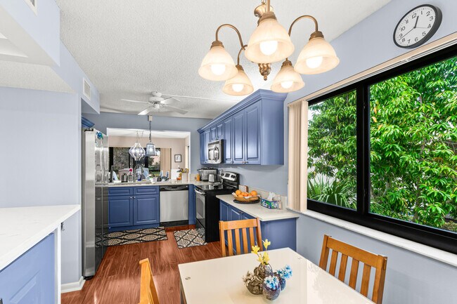 Building Photo - 5687 Fairway Park Dr