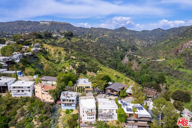 Building Photo - 2843 Lambert Dr