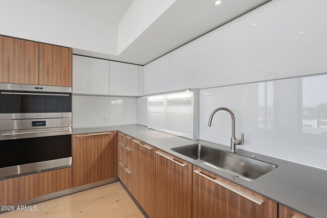 Building Photo - 4849 N Camelback Rdg Dr