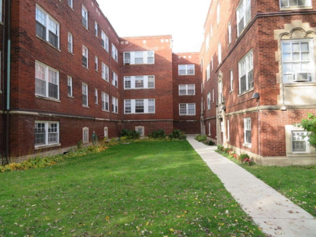 Building Photo - 1712 W Albion Ave