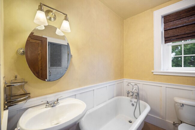 Building Photo - 821 Brandon Ave