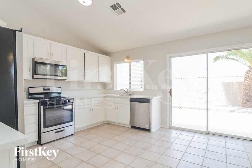 Building Photo - 127 E Tamarack Dr