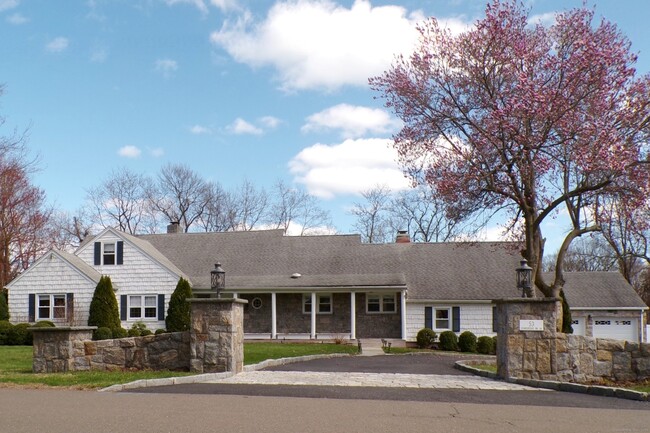 Building Photo - 53 Stonehedge Dr S