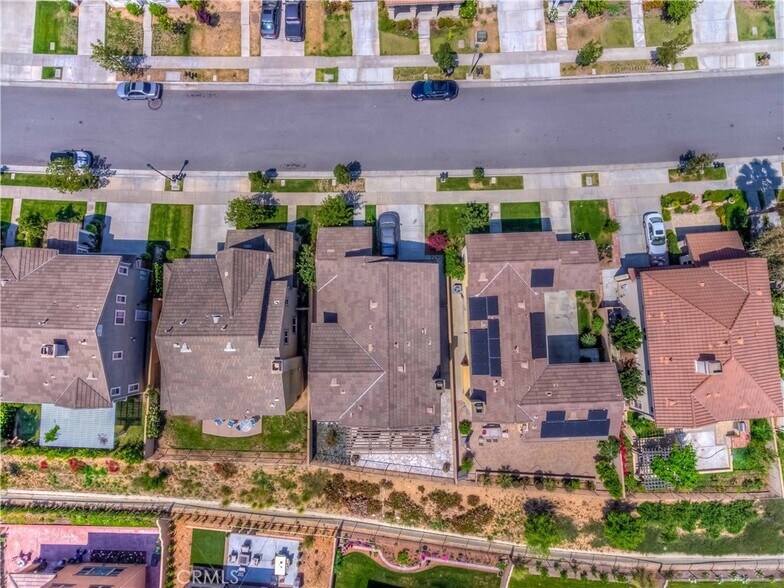 Building Photo - 662 E Gardenia Dr