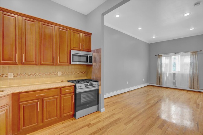 Building Photo - 712 Snediker Ave