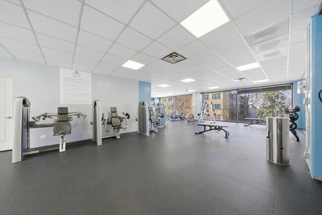 Building Photo - 4343 N Clarendon Ave