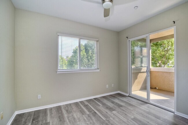 Building Photo - Immaculate Town Home in the Valencia Commu...