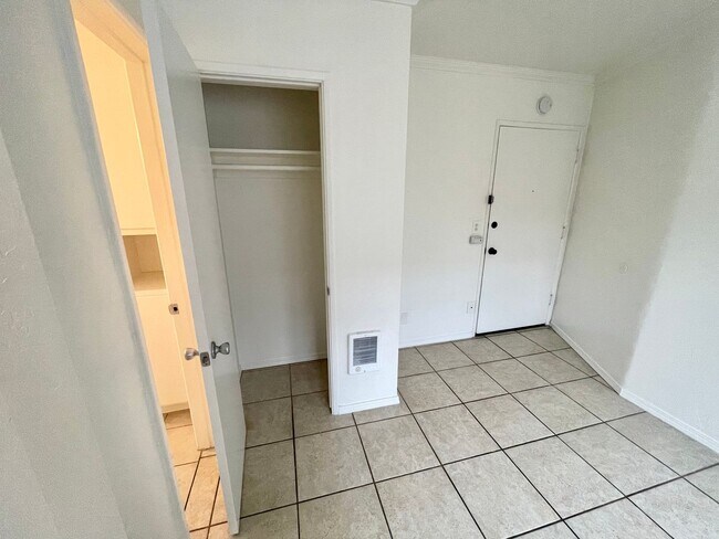 Building Photo - Studio in Pacific Beach Apartment Community