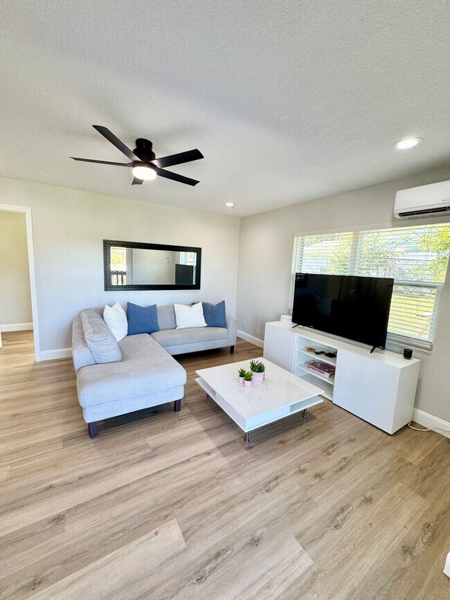 Building Photo - Fully Furnished Down Town Clermont Short T...