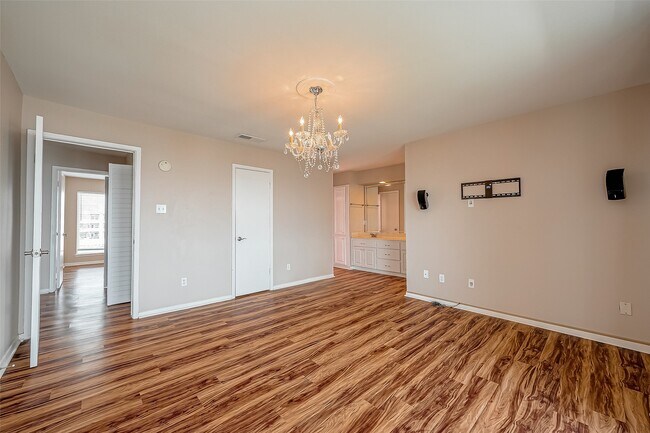 Building Photo - 10 Mariner Village Dr