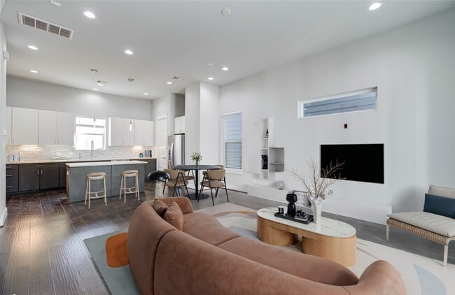 Primary Photo - 2116 Naomi St