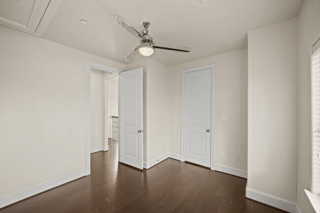 Building Photo - 2003 Covent Garden Station