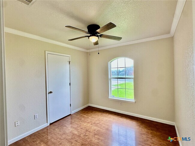 Building Photo - 3303 Solomon Dr