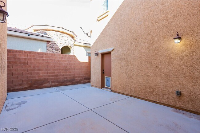 Building Photo - 10733 Mentesana Ave
