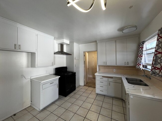 Building Photo - 3 Bedroom 1 Bath House for Rent in Fullerton with a 2 Car Garage