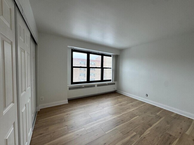 Building Photo - 6118 N Sheridan Rd