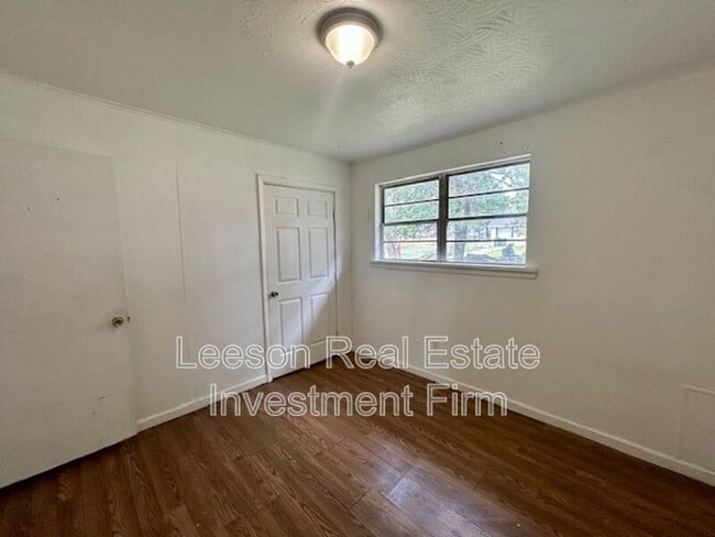 Building Photo - 547 Browning St