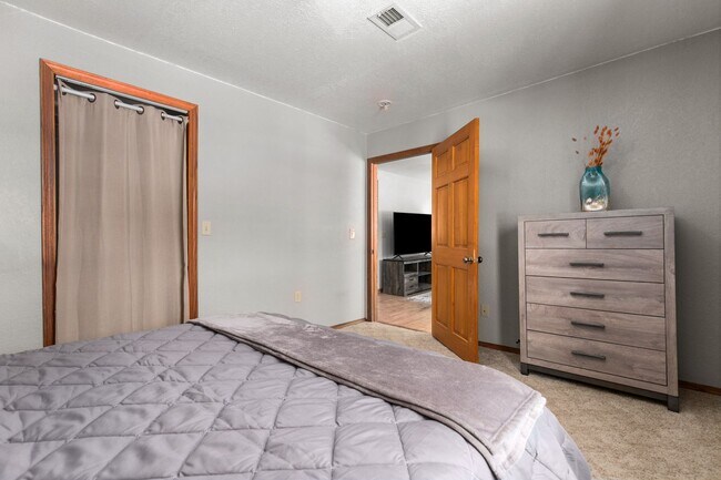 Building Photo - 1412 N Durkee St