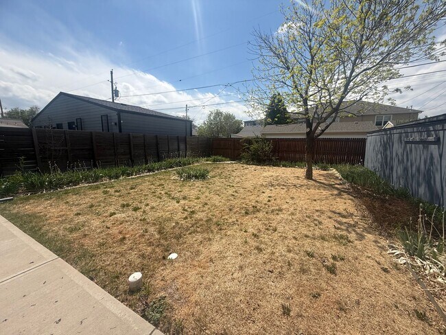 Building Photo - $0 DEPOSIT OPTION. CLASSIC CHARACTER MEETS COMFORT: 2-BED, 1-BATH IN AN INVITING TRIPLEX