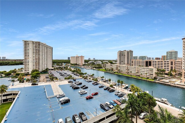 Building Photo - 100 Bayview Dr