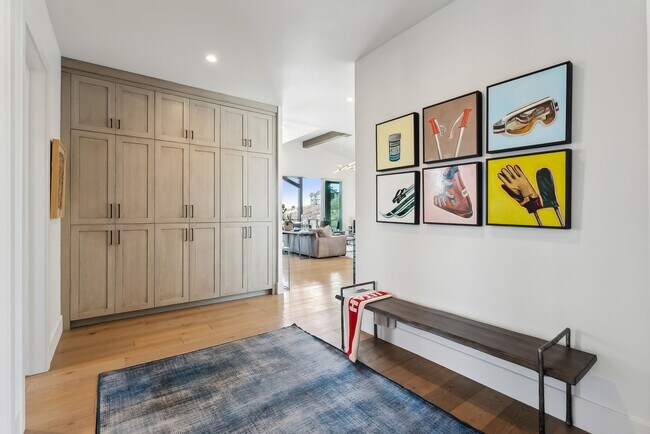 Building Photo - 3450 Ridgeway Dr