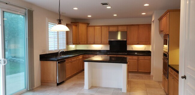 Building Photo - 70 Vía De La Valle