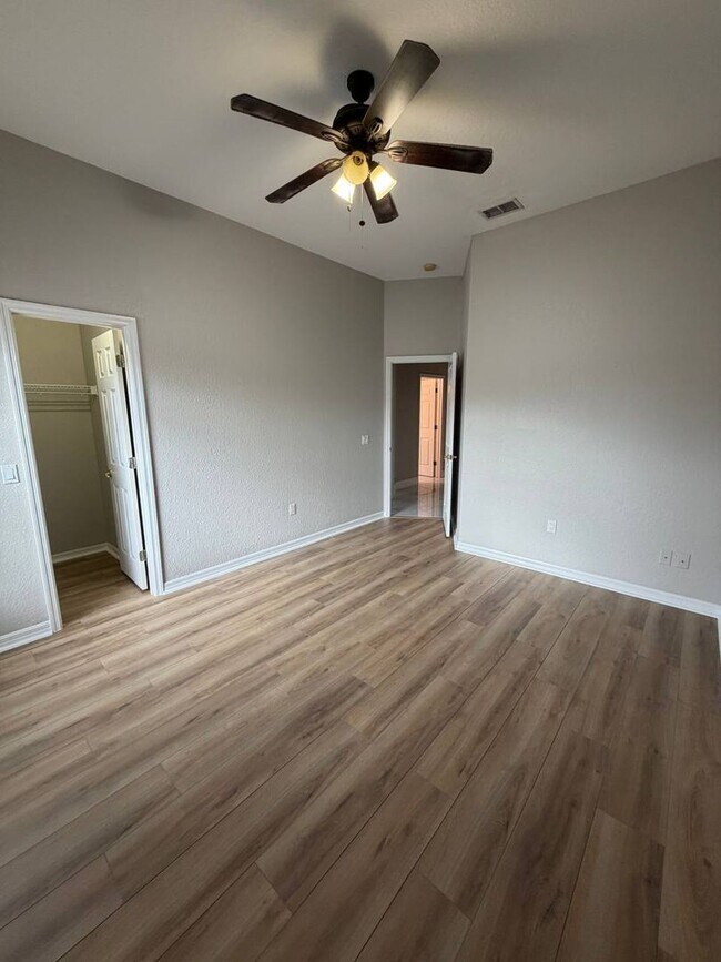 Building Photo - Welcome to your private Florida retreat in Lakeland!