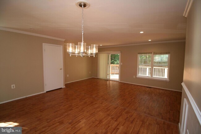 Building Photo - 512 Suffield Dr