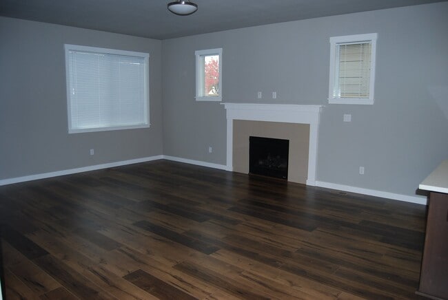 Building Photo - 3 Bedroom 2.5 Bath Newberg