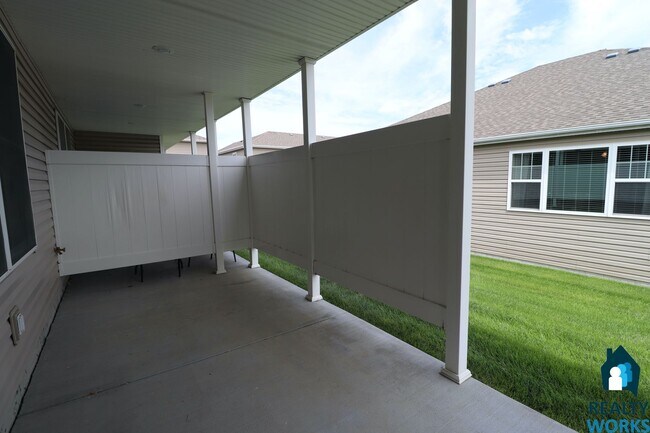 Building Photo - Large 3 Bedroom Town Home!