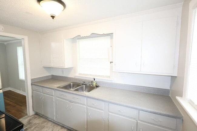 Building Photo - 2405 Bransford Dr