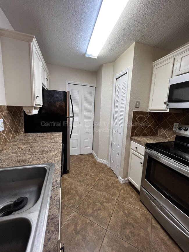 Building Photo - 954 Forest Ridge Ct
