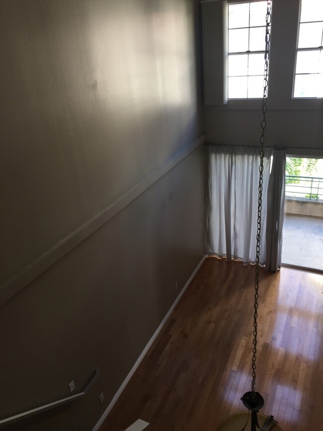 Building Photo - Large Condo with 2 bedrooms, 2 baths