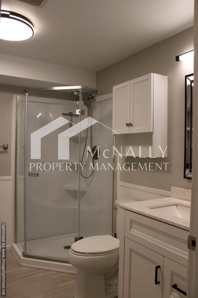 Building Photo - 3-Bedroom Split-Level Home with Garage