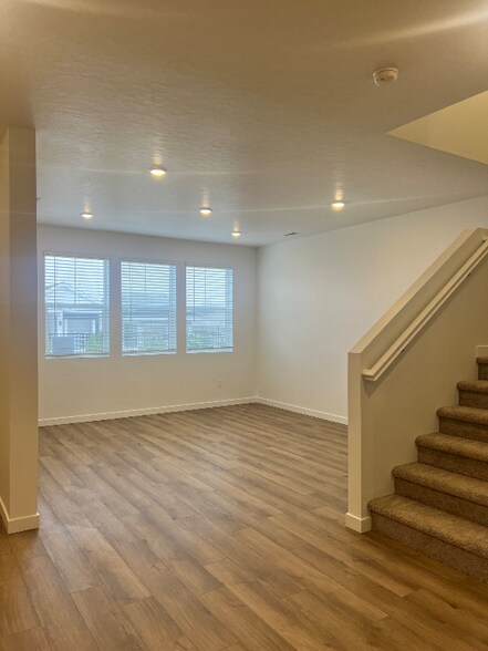 Building Photo - 4112 W Cirrus Ln