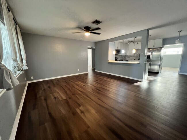 Building Photo - 700 Tam O Shanter Dr