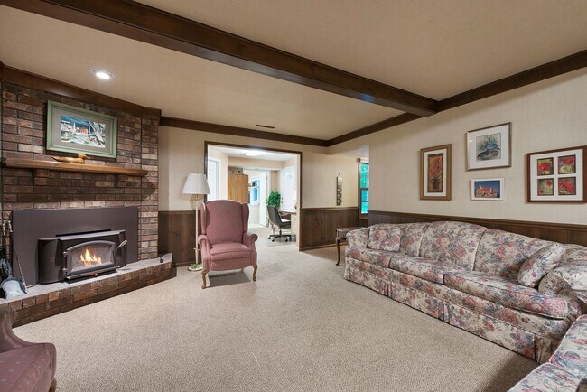 Building Photo - Beautiful 3BD/2.5BA Ranch in Park-like Set...